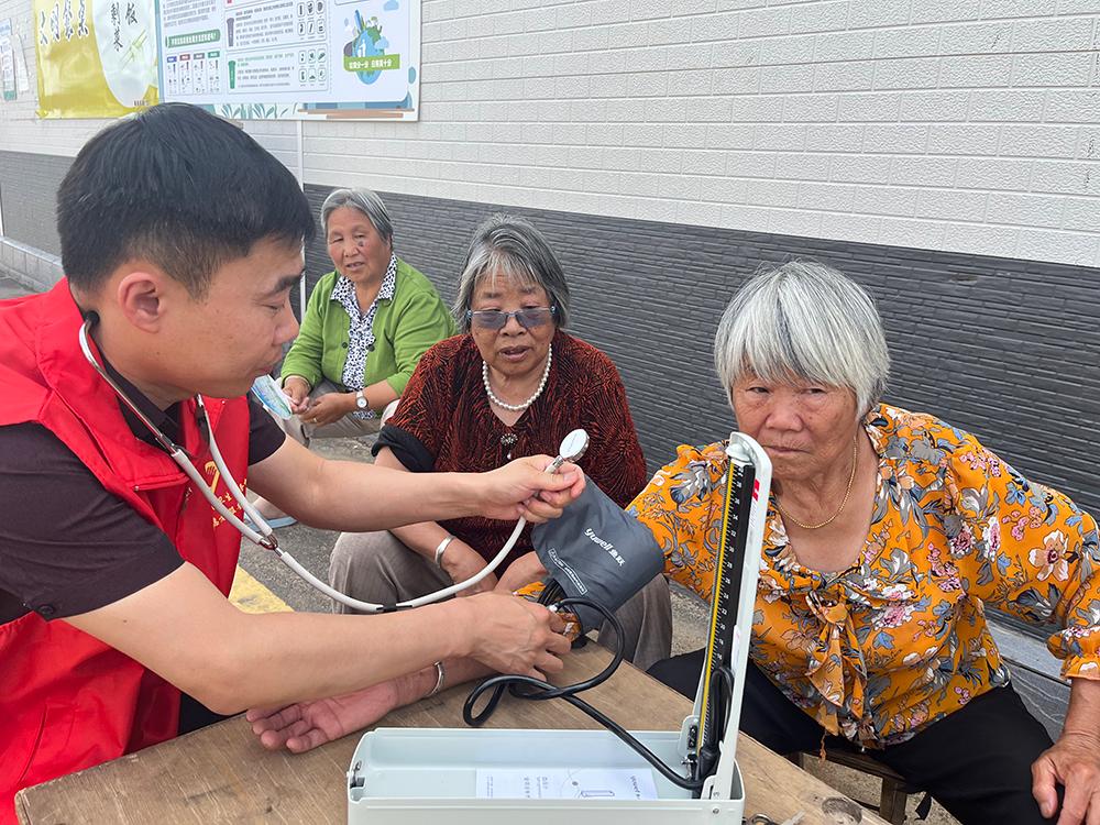 秦樓街道：開展“迎端午送健康”義診活動